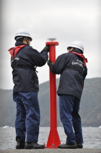 設置した仮灯台の安全を確認する海保職員＝１６日、奄美市の名瀬港西防波堤