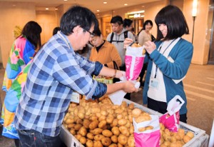 旬を迎えたバレイショなどが人気を呼んだ知名町の特産品フェア＝２０日、鹿児島市の県市町村自治会館