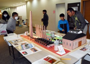 会場内に展示された古仁屋高校の生徒製作の白糖工場模型＝３日、鹿児島市