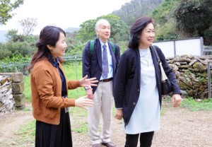 西郷菊次郎生誕の地を見学する（右から）江尻菊子さんと敬さん夫妻＝２７日、龍郷町