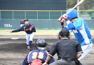 熱戦を繰り広げたＪＸ―ＥＮＥＯＳ―大和高田クラブの交流試合＝２０日、名瀬運動公園市民球場