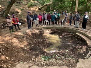 瀬戸内町教育委員会の呼び掛けで、発掘された砲台跡を見学する地元住民ら＝１月２７日、瀬戸内町西古見（同教委提供）