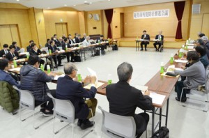 各機関の取り組みについて情報交換した奄美市再犯防止推進会議＝４日、奄美市名瀬