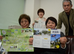  芦花部集落のパンフレットを作成した住民＝１４日、南海日日新聞社