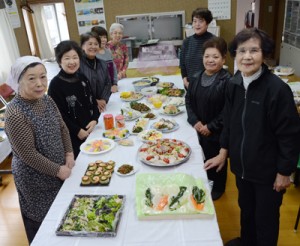 アッタドコネのアレンジ料理が並んだ旧正月の試食会＝５日、奄美市名瀬