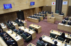  新議場開場式に臨む市議、市執行部ら＝１９日、奄美市名瀬