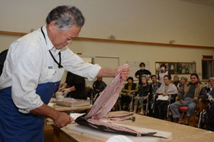 龍郷漁業集落が養護老人ホーム愛寿園で行った魚解体ショー＝２１日、龍郷町