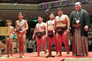 団体２位入賞を果たした住用相撲クラブの選手ら（提供写真）