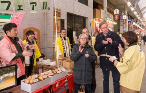 好評だった鹿児島県産新バレイショの試食コーナー＝５日、大阪市の天神橋筋二丁目商店街