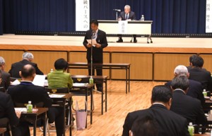 奄美群島市町村議会議員大会への提出事項を採択した徳之島３カ町議員大会＝１４日、天城町天城