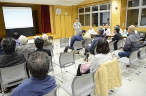 港町工区の概要を紹介した住民説明会＝１日、奄美市名瀬