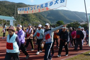 奄美トレイルの宇検村コース開通を記念した完走歩大会＝３日、同村湯湾