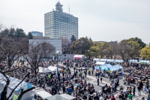 今年もにぎわった「とくの島観光・物産フェア」（上）と、人気を集めたタンカン・バレイショの即売コーナー＝２４日、東京・代々木公園