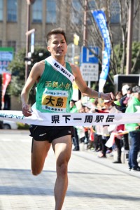 ゴールに飛び込む大島のアンカーの國島＝２０日、鹿児島市