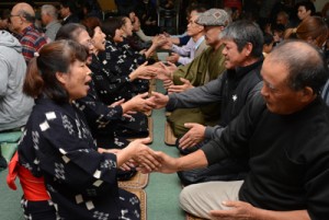 男女が向き合って唄掛けと手踊りを楽しんだ旧正月の伝統行事「節田マンカイ」＝５日、奄美市笠利町節田