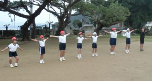 薩川小児童が続ける授業開始前のラジオ体操＝１４日、瀬戸内町薩川の同小校庭（提供写真)