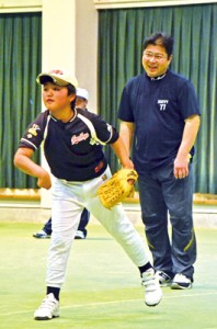 与論町で子どもたちを対象に野球教室を開いた真中満さん＝５日、同町