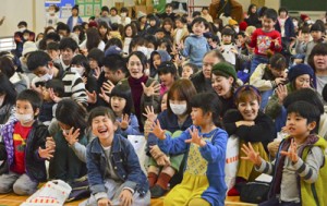 幼児らがリズム遊びなどを楽しんだ新一年生のつどい＝１０日、朝日小学校体育館