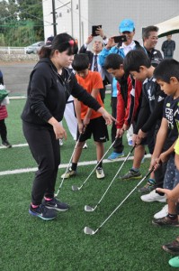 与論島の子どもたちに教える勝選手