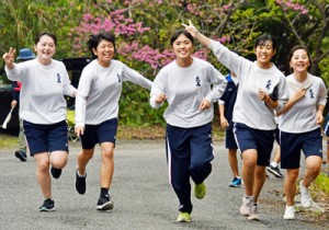 思い思いのペースでゴールを目指す大島高の生徒たち＝８日、奄美市