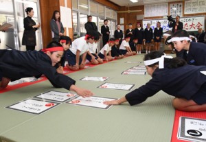 かるたを取り合い、島口に親しんだ児童たち＝１５日、東城小中学校