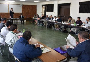 関係機関が希少野生生物の保護に関する取り組みを報告した会合＝１４日、奄美市名瀬