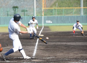 【高校野球練習試合・東海大付属札幌―大島】主力同士の試合で勝ち越し適時二塁打を放つ東海大付属の選手＝３０日、奄美市の名瀬運動公園市民球場