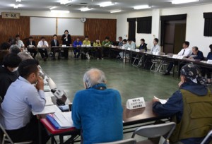金作原国有林の利用規制について意見交換した関係者ら＝２６日、奄美市名瀬