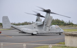 沖永良部空港に緊急着陸したオスプレイ＝２７日午後６時ごろ、和泊町国頭