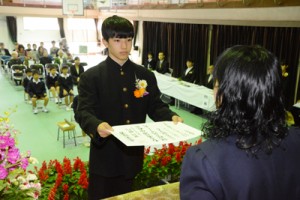 卒業証書を受け取った名柄中の黒川優心さん＝１３日、宇検村