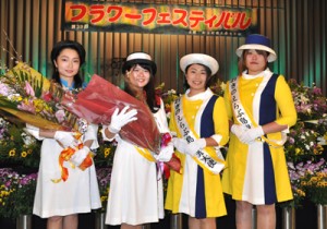 新たに観光大使の委嘱を受けた(左から）小谷優さんと伊集院彩希さん＝１７日、和泊町