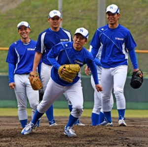 春季キャンプスタート。練習に汗を流すス七十七銀行野球部＝８日、名瀬運動公園市民球場