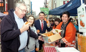 ５００㌔のタンカンを約４時間で完売した大和村のブース＝１６日、神奈川大和市