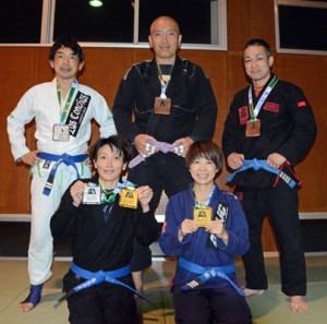 入賞した奄美ブラジリアン柔術クラブの５選手。（前列右から）岡本さん、夏目さん。（後列同）福崎さん、碇山さん、横山さん＝７日、旧大島工業高武道場
