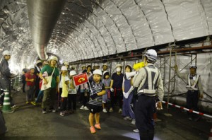 建設中の宮古崎トンネル内部を見学する親子＝３日、大和村国直