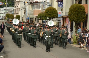 瀬戸内町古仁屋市街地で分屯地開設を記念したパレードを行う陸自隊員たち＝３０日