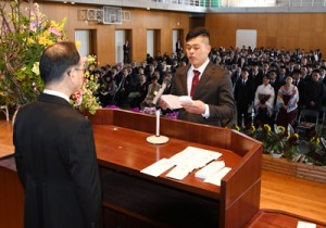 卒業生を代表し、将来の目標を誓う和泊町出身の伊東隆宏さん＝１４日、日置市の県立農業大学校