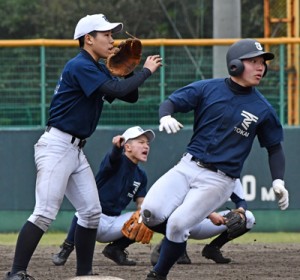 連係プレーに汗を流す東海大付属札幌高校野球部の部員たち＝２４日、奄美市の名瀬運動公園市民球場