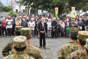 大熊公民館で陸上自衛隊員を歓迎する朝山毅奄美市長（中央）＝１５日、奄美市名瀬