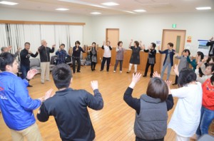 ＡｉＡｉひろばで八月踊りの練習をするあらしゃげ会のメンバー＝１７日、奄美市名瀬