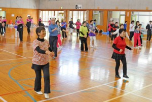 レクダンスの作品発表会を楽しむ参加者＝１７日、龍郷町りゅうゆう館