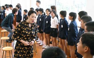 美しい日本語の話し方を指導した劇団四季の出前授業＝１３日、伊仙町の面縄小学校