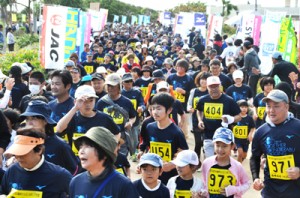 花の島沖えらぶジョギング大会で一斉にスタートする３㌔の参加者＝１７日、和泊町