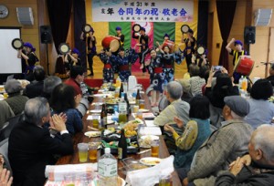 エイサーなどで盛り上がった奄美沖縄県人会総会・敬老会・合同年の祝い＝３日、奄美市名瀬