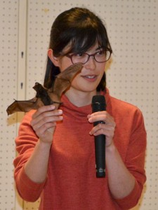 コウモリの情報提供を呼び掛けた木元さん＝２日、奄美市名瀬  