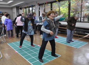  「てくてく体操」で頭と体を鍛える参加者＝２９日、龍郷町赤尾木