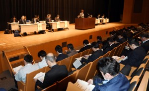 国の担当者が特定技能の概要などを示した説明会＝２０日、鹿児島市