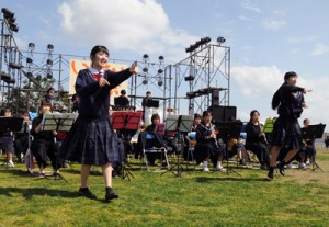 音楽演奏やダンスで盛り上がった「いっさいがっ祭」＝２４日、瀬戸内町