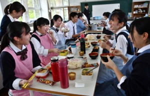 持参した弁当に舌鼓を打つ生徒たち＝１９日、奄美市笠利町の県立大島北高校