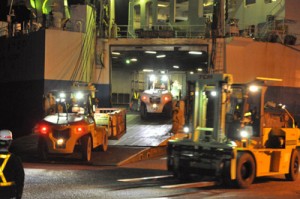 名瀬新港の上り定期船の荷役作業。繁忙期に向け、さらに慌しさを増す＝２０日、奄美市名瀬  